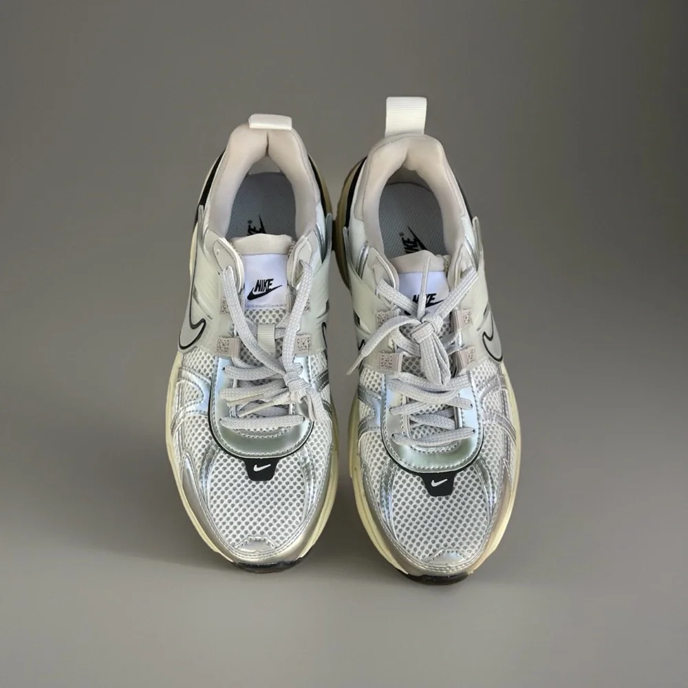 Size 10.5m / 12w - Nike V2K Run Running Shoes White Metallic Silver FD0736-100 - Picture 2 of 9